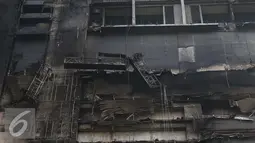 Kondisi Gedung Neo Soho yang hangus pasca kebakaran di Tanjung Duren, Jakarta, Kamis (10/11). Kebakaran Gedung yang masih dalam tahap pembangunan itu terjadi Rabu (9/11) sekitar pukul 20.30. (Liputan6.com/Gempur M. Surya)