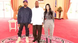 Foto yang dirilis kantor kepresidenan Uganda memperlihatkan pertemuan Presiden Yoweri Museveni dengan penyanyi rap AS, Kanye West dan istrinya Kim Kardashian di Gedung Negara, Entebbe, Senin (15/10).(AFP/UGANDAS PRESIDENTIAL PRESS OFFICE)