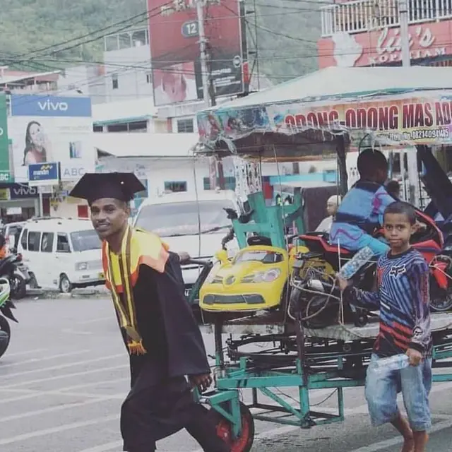 Jadi Tukang Odong-odong Untuk Biaya Kuliah, Pemuda Papua Ini Akhirnya Wisuda