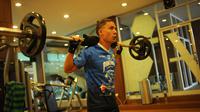 Gelandang Persib Bandung, Kim Jeffrey Kurniawan latihan fitnes di Elcavana Hotel, Jalan Pasirkaliki, Bandung, Kamis (15/10/2020). Bola.com/Erwin Snaz)