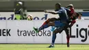 Carlton Cole mencoba merebut bola dari kaki pemain Persipura Jayapura pada laga Liga 1 2017 di Stadion GBLA, Bandung, Minggu (7/5/20170). Persib menang 1-0. (Bola.com/Nicklas Hanoatubun)