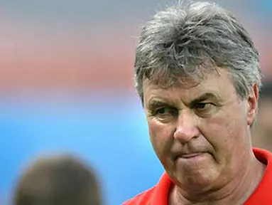 Russian head coach Guus Hiddink attends a training session in Vienna on June 25, 2008. Russia will play the Euro 2008 championship semi-final match against Spain on June 26, 2008 in Vienna. AFP PHOTO/YURI KADOBNOV