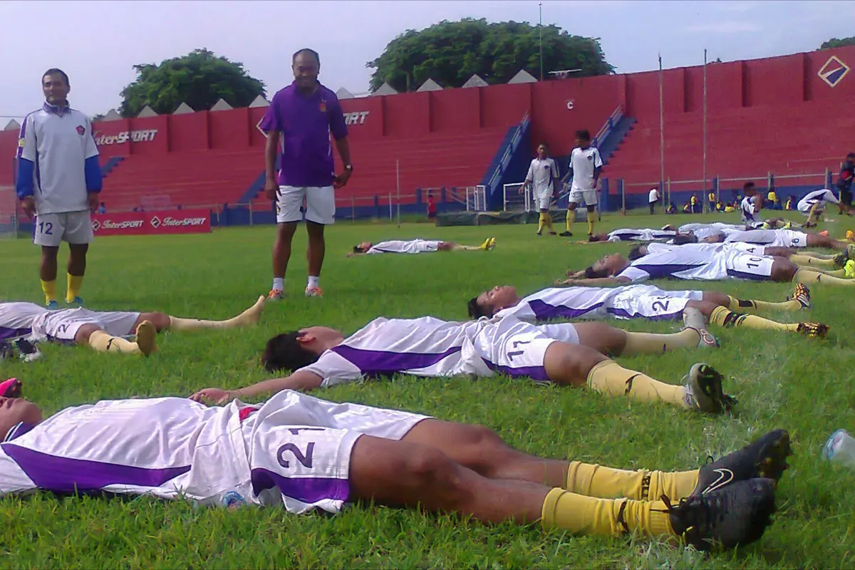 Pelatih Persik, Kas Hartadi, menggenjot fisik anak-asuhnya dengan latihan aerobik jelang lanjutan babak 16 besar ISC B 2016. (Bola.com/Robby Firly)