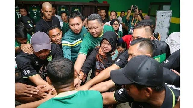 7 Potret Wali Kota Surabaya Tri Rismaharini Dukung Penuh Persebaya Surabaya