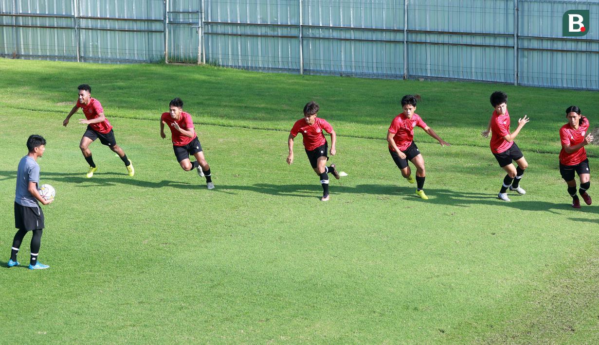 Pemain Timnas Indonesia U-22 saat sesi latihan Jelang persiapan SEA Games 2023 di Lapangan A Senayan, Jakarta, Selasa (7/3/2023). (Bola.com/M Iqbal Ichsan)
