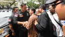 Cagub DKI Jakarta, Agus Harimurti Yudhoyono (kedua kiri) disambut pendukungnya jelang menerima simbol siaga di Jakarta, Rabu (18/1). Bersama Jaringan Nusantara, AHY melakukan siaga pemilu bersih anti kecurangan. (Liputan6.com/Helmi Fithriansyah)
