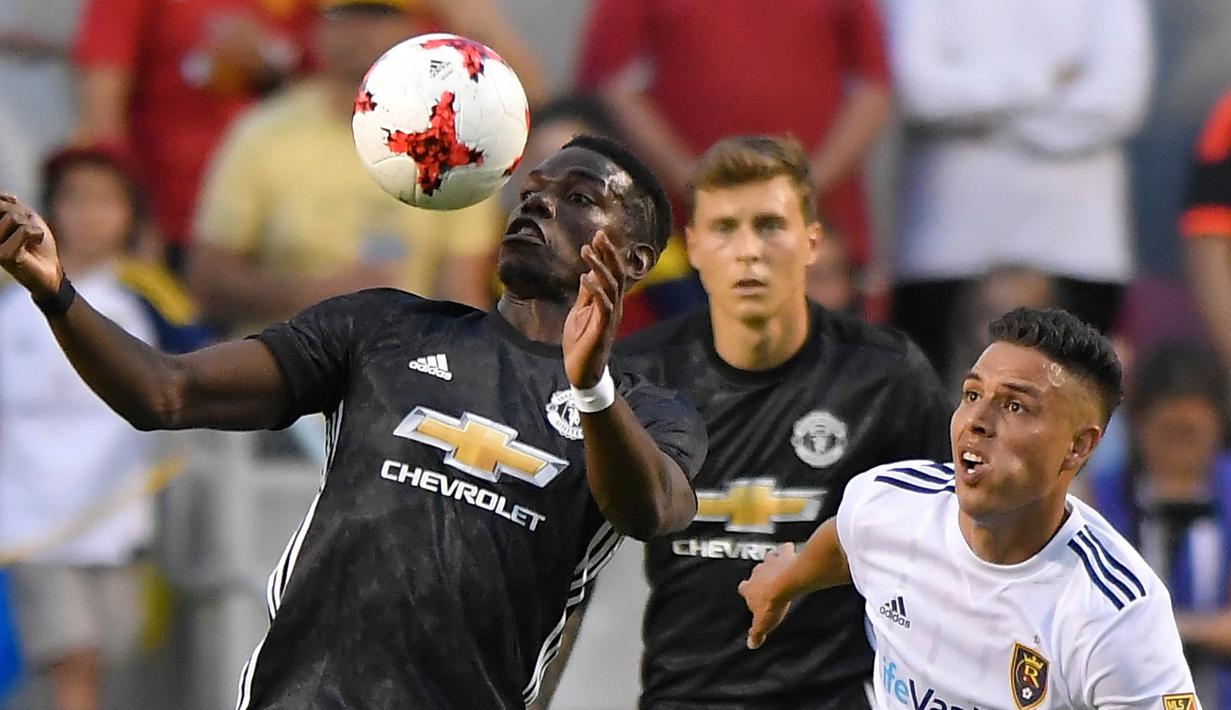 Gelandang Manchester United, Paul Pogba, mengontrol bola saat melawan Real Salt Lake pada laga persahabatan di Stadion Rio Tinto, Utah, Selasa (17/7/2017). MU menang 2-1 atas Salt Lake. (AFP/Gene Sweeney Jr)