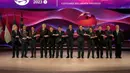 "Tapi di ASEAN berbeda, kesetaraan justru menjadi value utama yang kita hormati dan kita junjung bersama dalam bingkai persatuan dan kebersamaan sehingga kapal besar ASEAN dapat terus melaju," tutur Jokowi. (AP Photo/Dita Alangkara, Pool)