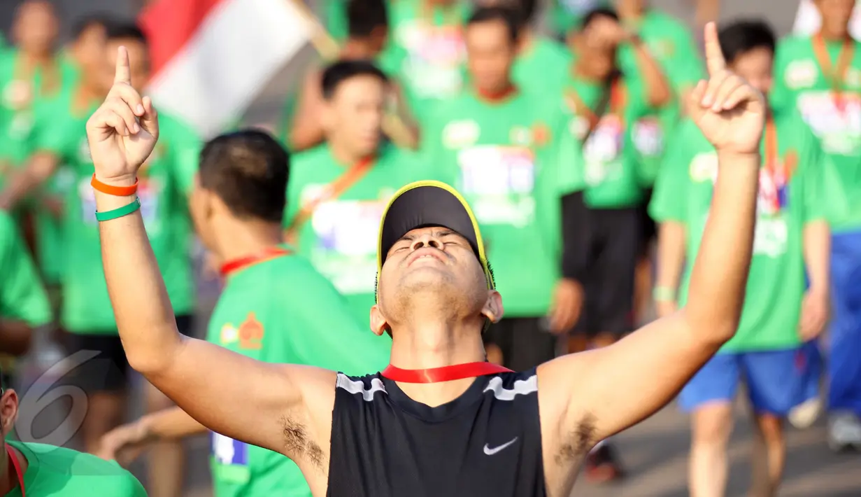 Ekpresi seorang peserta usai memasuki garis finish dalam lomba lari Jakarta International 10K 2015 di Silang Monas, Jakarta, Minggu (31/5/2015). (Liputan6.com/Helmi Afandi)