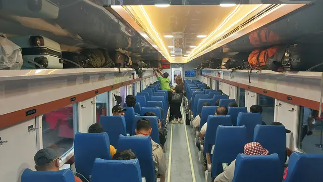 PT Kereta Api Indonesia (Persero) alias KAI meresmikan kereta ekonomi baru di Stasiun Pasar Senen, Jakarta, Selasa (26/9/2023). (Arief/Liputan6.com)