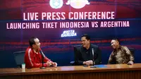 Lies Hartono atau yang biasa dipanggil Cak Lontong (kiri) bersama Ketua PSSI, Erick Thohir dalam konferensi pers harga tiket pertandingan Timnas Indonesia versus Argentina di Jakarta, Senin (29/5/2023). (Bola.com/Muhammad Iqbal Ichsan)