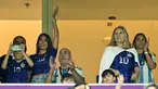 Istri penyerang Argentina Lionel Messi, Antonela Roccuzzo (kedua kiri), ibunya Celia Maria Cuccittini (kedua kanan) dan dua putranya, Thiago (kiri) dan Ciro (ketiga kanan) menunggu Pertandingan semifinal Piala Dunia 2022 antara Argentina melawan Kroasia di Stadion Lusail di Lusail, Doha, Rabu (14/12/2022).  Argentina menang atas Kroasia 3-0. (AFP/Juan Mabromata)