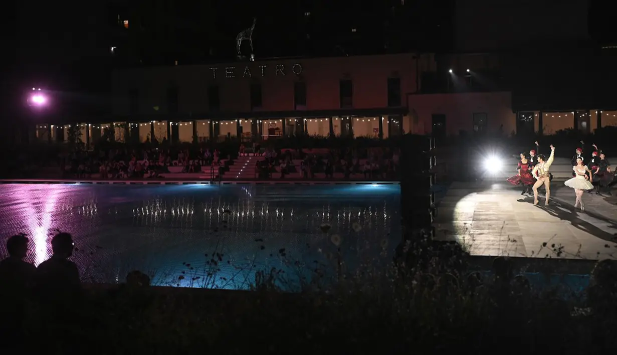 Anggota La Scala Theatre Ballet tampil di kolam renang Bagni Misteriosi, Milan, Italia, 12 Juli 2021. Teater La Scala Milan bertualang di luar tembok sucinya untuk menawarkan konser balet terbuka secara gratis. (MARCO BERTORELLO/AFP)