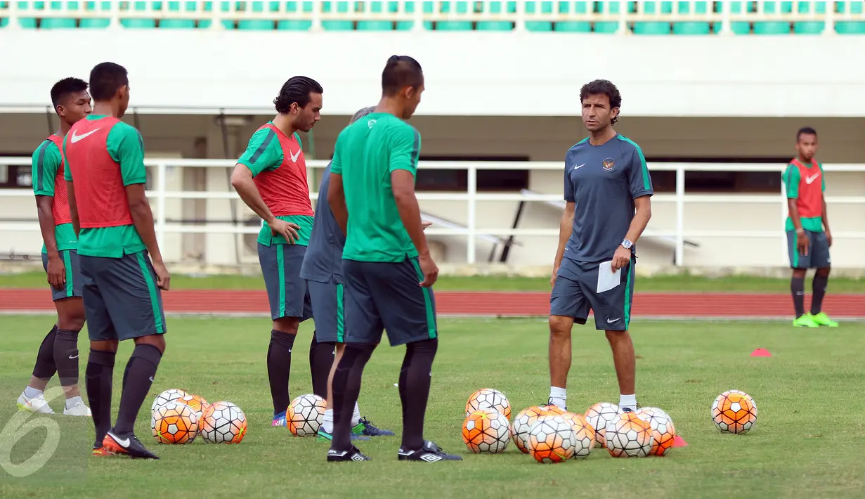 Pelatih Luis Milla (kedua kanan) saat memimpin latihan resmi Timnas Indonesia U-22 jelang laga persahabatan melawan Myanmar di Stadion Pakansari, Kab Bogor, Senin (20/3). Timnas Indonesia U-22 akan melawan Myanmar (21/3). (Liputan6.com/Helmi Fithriansyah)