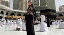 Seperti penampilannya satu ini saat ibadah haji. Primadona era 90-an ini mengenakan gamis warna hitam dipadu dengan hijab segi empat bermotif bunga. (Instagram/desyratnasariterdepan).