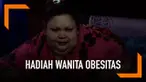 Titi Wati mendapat hadiah barbel dari RS Doris Sylvanus untuk membantunya menghancurkan lemak di bagian lengan.