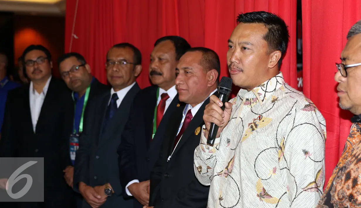 Menpora Imam Nahrawi (kanan) memberi sambutan saat meresmikan gerai pojok PSSI di Kongres PSSI 2017, Bandung (8/1). 13 mantan penggawa Timnas Indonesia hadir dalam peresmian tersebut. (Liputan6.com/Helmi Fithriansyah)