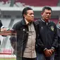 Ketua Komite Pemilihan PSSI Amir Burhanuddin (kiri) dan Ketua Komite Banding pemilihan Gusti Randa (kanan) mengumumkan sejumlah nama calon ketua dan wakil ketua PSSI di Stadion Gelora Bung Karno (SUGBK),  Jakarta, Selasa (31/1/2023). Dengan demikian seluruh nama yang telah masuk pada 19 Januari lalu berhak bersaing di Kongres Luar Biasa PSSI yang akan berlangsung pada 16 Februari. (Liputan6.com/Johan Tallo)