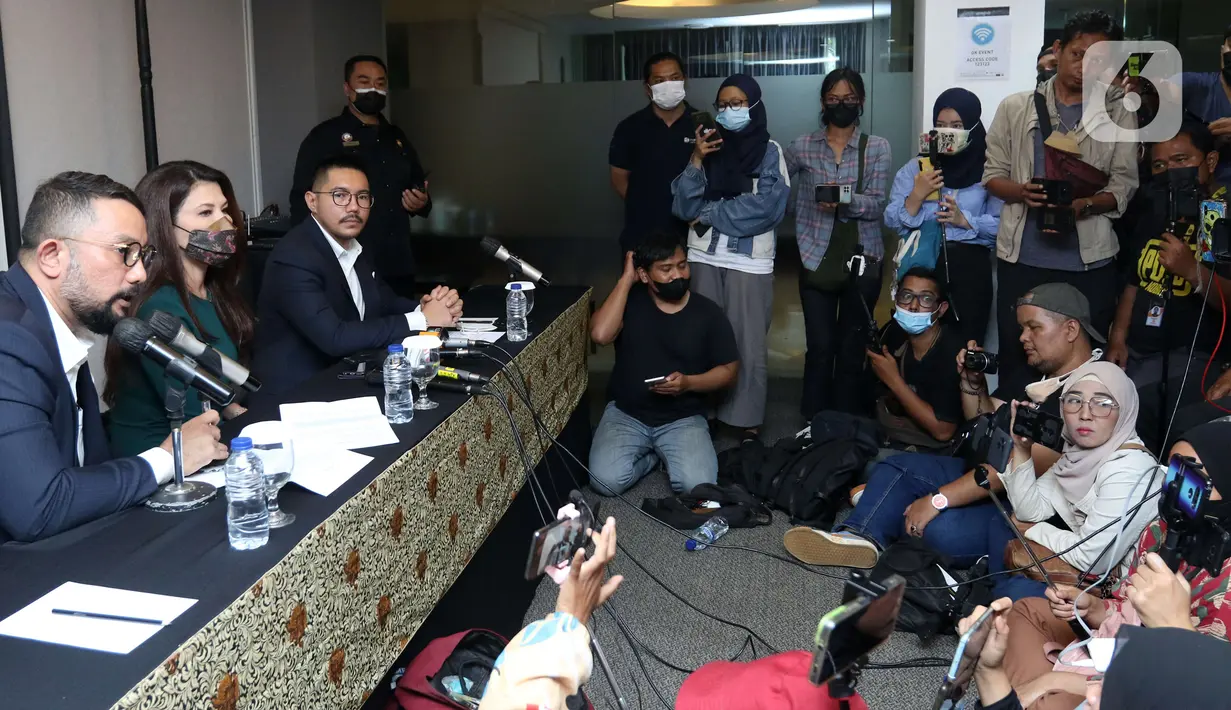 Aktris Tamara Bleszynski (kedua kiri) saat jumpa pers soal penggelapan aset properti di kawasan Kemang, Jakarta, Rabu (22/6/2022). Tamara melaporkan pengurus hotelnya terkait penggelapan, selama 19 tahun tidak pernah terima haknya sebagai pemilik saham. (Liputan6.com/Herman Zakharia)