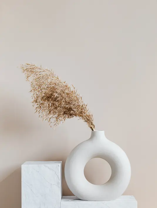 Vas dengan bentuk bulat ini juga unik. Bisa ditaruh di salah satu sudut ruangan di dalam rumah. Cocok juga untuk menaruh bunga kering di dalamnya./Copyright pexels.com/@karolina-grabowska