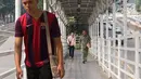 Pejalan kaki melintasi JPO Gelora Bung Karno di Jakarta, Kamis (3/5). Untuk mendukung penyelenggaraan Asian Games, Pemprov DKI Jakarta berencana merenovasi 12 JPO di kawasan Jalan Sudirman hingga MH Thamrin. (Liputan6.com/Immanuel Antonius)
