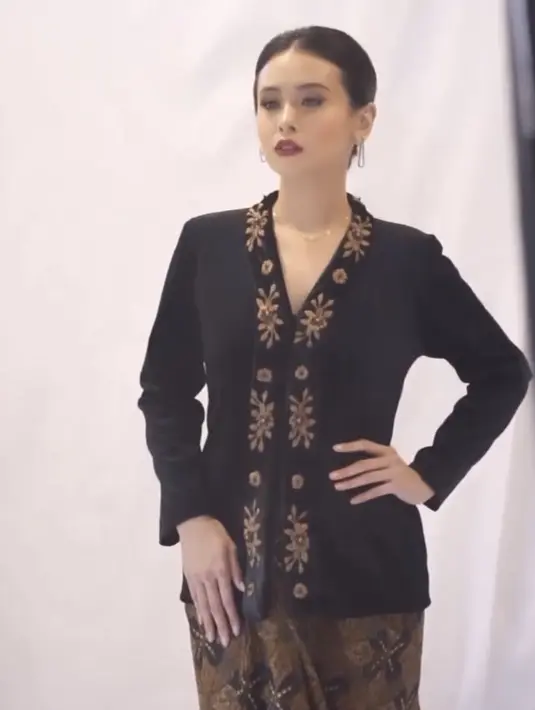 Ayushita tampak mengenakan kebaya hitam lengan panjang dengan list bordiran keemasan di bagian depan. Dipadukan kain batik coklatnya. [@ayushita]