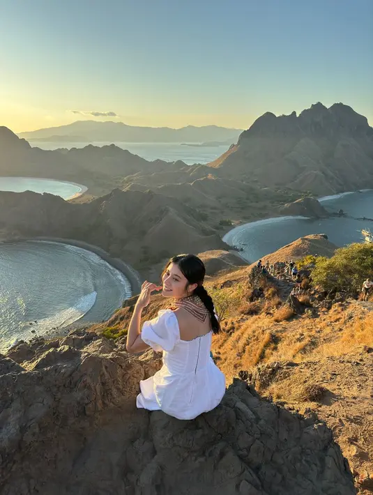 Lewat unggahan Instagram pribadinya, Supassara menunjukkan keindahan panorama alam di Padar Island.  [@supassra_sp].