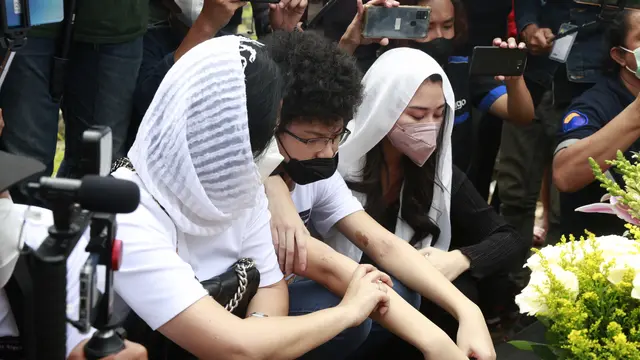 Angelina Sondakh ziarah ke makam suaminya Adjie Massaid usai bebas dari penjara. Angie ditemani anak-anaknya. (Kapanlagi.com/Akrom Sukarya)