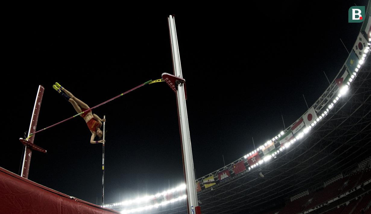 Atlet China, Ling Li, melakukan lompatan saat turun pada nomor lompat galah cabang atletik Asian Games di SUGBK, Jakarta, Selasa (28/8/2018). (Bola.com/Vitalis Yogi Trisna)