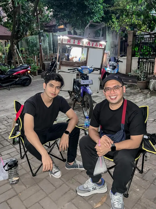 8 Potret Teuku Ryan di Lokasi Syuting, Fokus Pada Pekerjaan