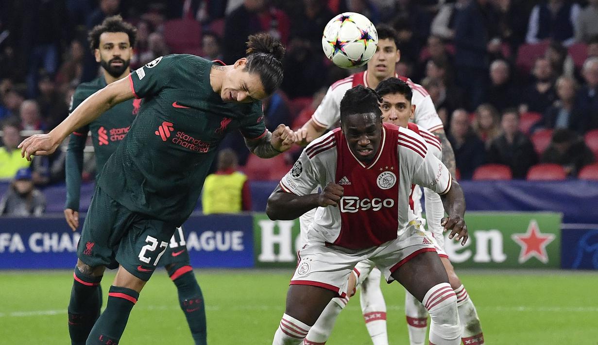 Darwin Nunez turut berjasa meloloskan Liverpool ke babak 16 besar Liga Champions usai menaklukkan taun rumah Ajax Amsterdam pada 26 Oktober 2022. Ia berhasil menyumbang satu dari tiga gol kemenangan The Reds. (AFP/John Thys)