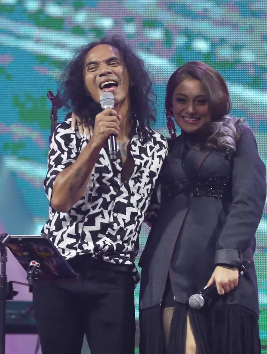 Di awal penampilan, lagu bertajuk ‘Terlalu Manis’ menjadi lagu pembuka yang dinyanyikan Slank. Namun sayangnya, Slank kembali tampil tanpa seorang Abdee lantaran baru sembuh dari sakitnya. (Bambang E. Ros/Bintang.com)