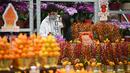 Pengunjung melihat tanaman dan bunga pada hari pembukaan pasar bunga di Hong Kong (16/1/2023). Menjelang Tahun Baru Imlek yang menandai tahun Kelinci pasar bunga di Hong Kong mulai ramai di kunjungi pengunjung. (AFP/Peter Parks)