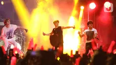 Boyband asal Korea Selatan, iKON menghibur penonton pada festival musik GUDFEST 2019 hari pertama di Helipad Parking Ground, Senayan, Sabtu (2/11/2019). Kehadiran iKON dalam GUDFEST merupakan yang pertama setelah Hanbin atau B.I memutuskan hengkang. (Fimela.com/Bambang E. Ros)