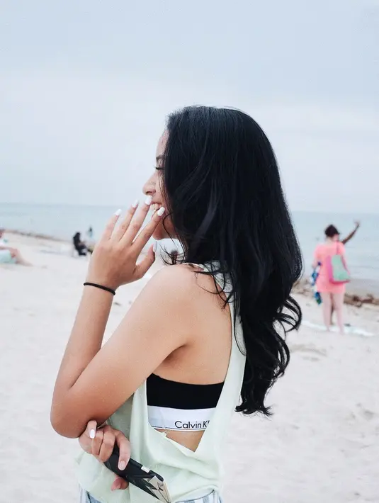 Tak ketinggalan momen liburan juga tak luput dari pakaian hitam putih. Gaya kasual pelantun lagu Selayaknya Manusia ini sukses jadi sorotan. Gaya outfit monokrom memang selalu jadi andalan. (Liputan6.com/IG/@kaneishiayusuf05)
