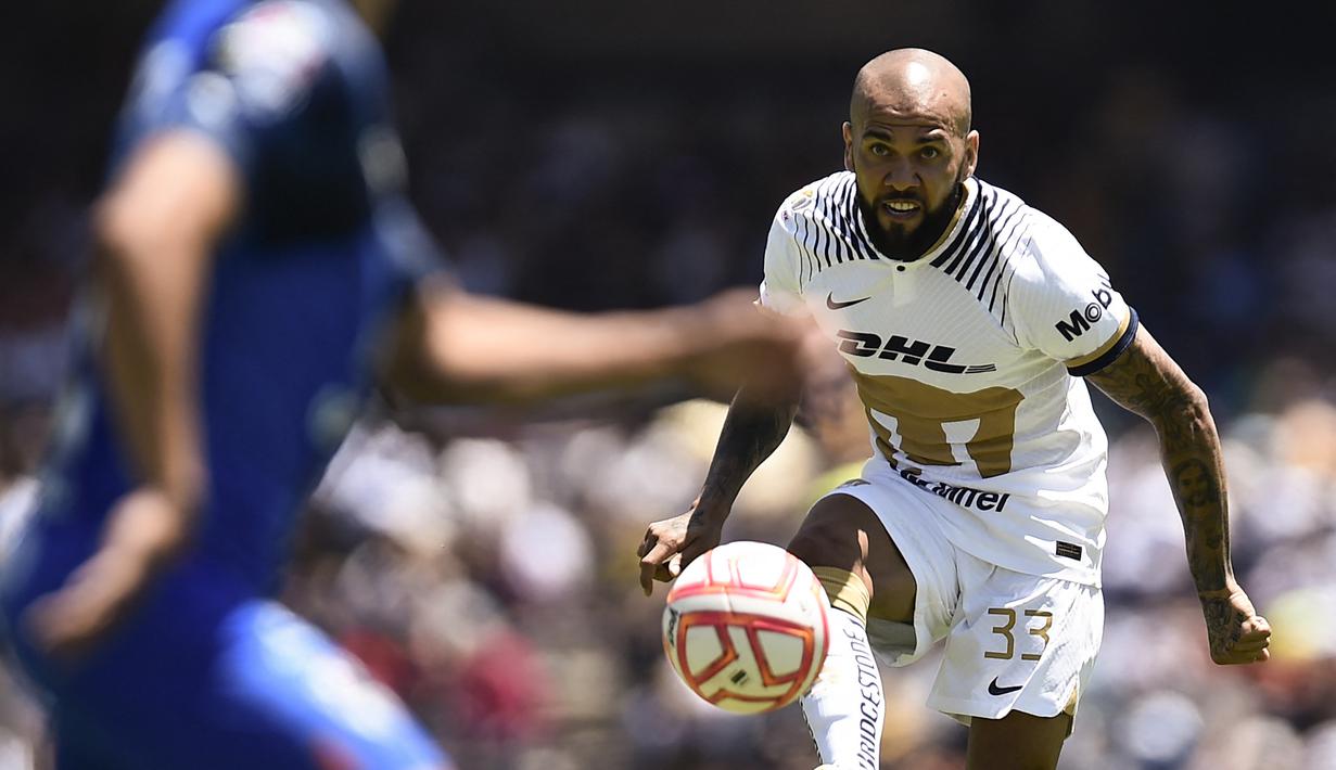 Dani Alves. Bek kanan berusia 39 tahun sebagai pengoleksi caps terbanyak ketiga bersama Timnas Brasil ini bakal malampaui raihan Roberto Carlos di posisi kedua jika minimal diturunkan pelatih Tite dalam dua laga Timnas Brasil di Qatar nanti. Saat ini ia telah mengoleksi 125 caps, hanya tertinggal satu laga dibanding Roberto Carlos. Kini ia sedang menjalani musim pertama bersama UNAM Pumas di Liga Meksiko usai meninggalkan Barcelona pada Juli 2022. (AFP/Claudio Cruz)