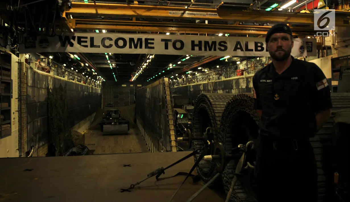 Seorang petugas berjaga di salah satu ruangan kapal perang HMS Albion di Jakarta, Minggu (22/4). HMS Albion adalah dermaga transportasi amfibi dari Angkatan Laut Kerajaan, yang pertama dari kelas dua kapal Albion . (Merdeka.com/Iqbal S. Nugroho)