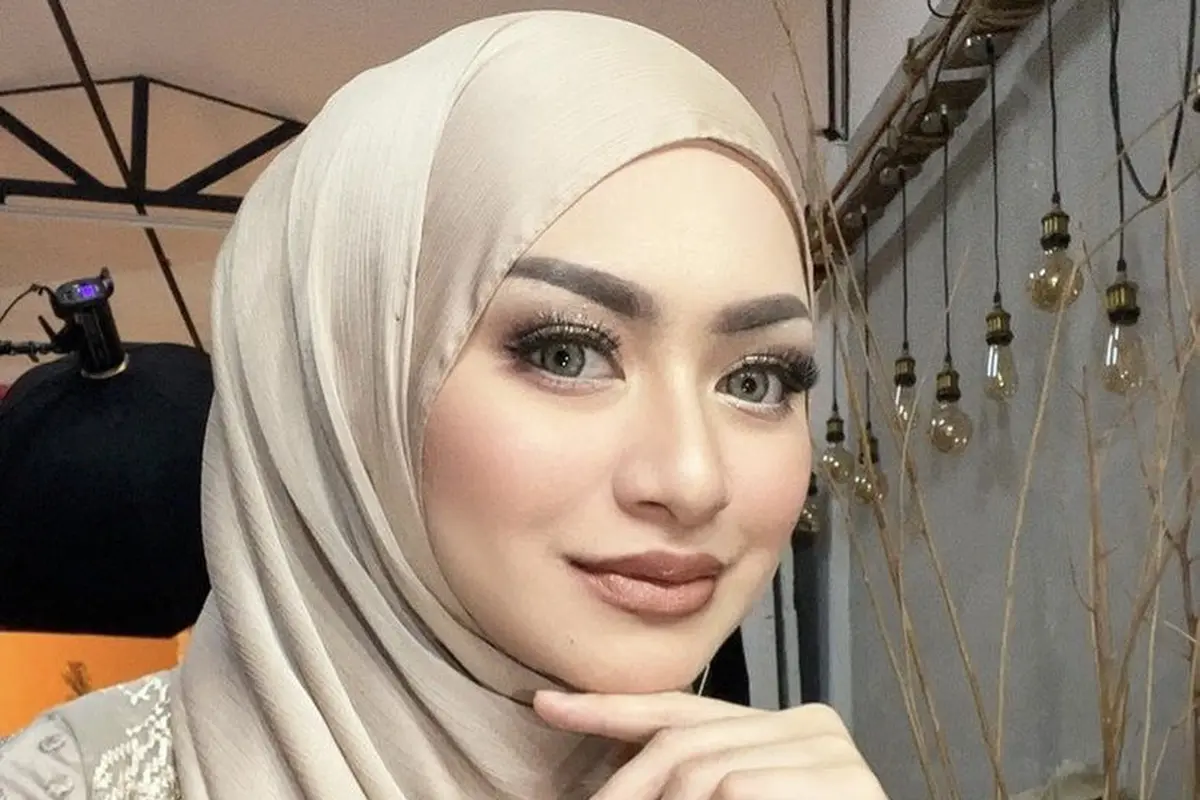 Gaya Terbaru Nathalie Holscher Tampil Glamor