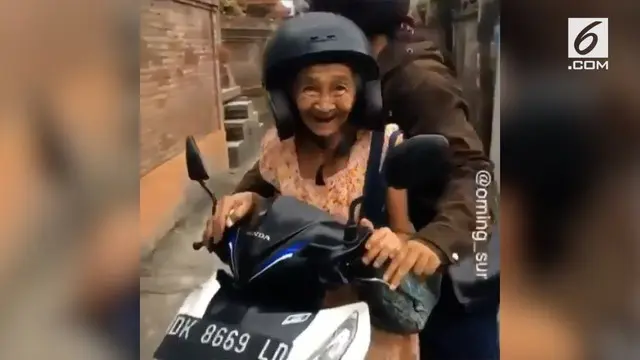 Aksi tak biasa seorang nenek yang kegirangan saat dibonceng motor menuai gelak tawa.