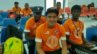Pemain Perseru Serui saat menunggu waktu keberangkatan dari Bandara Frans Kaisiepo, Kabupaten Biak. (Bola.com/Robby Firly)