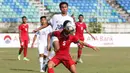 Bek Timnas Indonesia U-19, Nur Hidayat, berusaha mempertahankan bola dari rebutan pemain Thailand U-19 pada laga Piala AFF U-18 di Stadion Thuwanna, Yangon, Jumat (15/9/2017). Hingga babak pertama usai skor masih imbang 0-0. (Liputan6.com/Yoppy Renato)