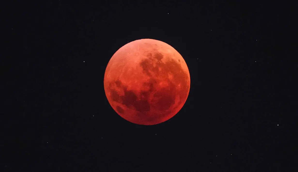 Diperkirakan, lebih dari 6 miliar orang di dunia dapat melihat setidaknya salah satu fase gerhana bulan total ini. Tampak dalam foto, “Blood Moon” terlihat selama gerhana bulan di langit malam di atas Sydney pada 8 September 2025. (DAVID GRAY/AFP)