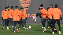 Pemain Shakhtar Donetsk, Dentinho, mengontrol bola saat melakukan latihan jelang laga Liga Champions di Kiev, Senin (30/11/2020). Shakhtar Donetsk akan berhadapan dengan raksasa Spanyol, Real Madrid. (AFP/Sergei Supinsky)