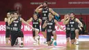 Timnas Basket Selandia Baru melakukan tarian tradisional Haka sebelum laga perebutan juara ketiga FIBA Asia Cup 2022 melawan Timnas Basket Yordania di Istora Senayan, Jakarta, Minggu (24/07/2022). (Bola.com/Bagaskara Lazuardi)