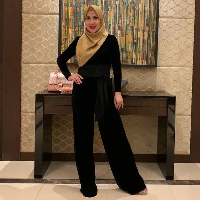 Gaya Kasual Venna Melinda Pakai Baju Bernuansa Hitam, Tampil Modis. (Sumber: Instagram/vennamelindareal)