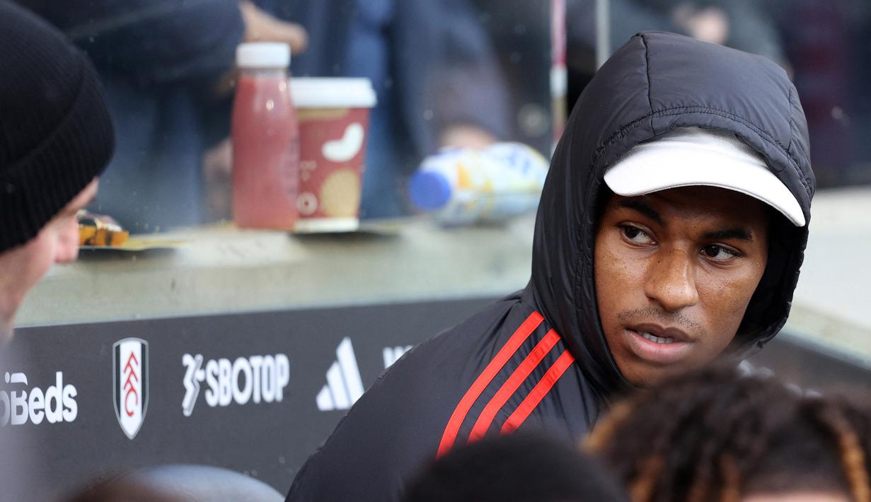 Pemain MU, Marcus Rashford (kanan), menyaksikan timnya dari bangku cadangan saat melawan Fulham dalam pertandingan lanjutan Liga Inggris 2023/2024 yang berlangsung di Craven Cottage, London, Sabtu (4/11/2023). (AFP/Adrian Dennis)