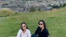 Menikmati pemandangan indah, Amel abadikan momen kebersamaannya dengan saudara. Inggris, memang menjadi salah satu tempat liburan dan menimba ilmu bagi banyak selebriti dari Tanah Air. (Liputan6.com/IG/@amelcarla)