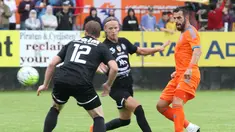 Alvaro Negredo (kanan) ditempel ketat dua pemain Wiener Sport Klub pada laga uji coba yang digelar di ibu kota Austria, Rabu (8/7). (Bola.com/Reza Khomaini)