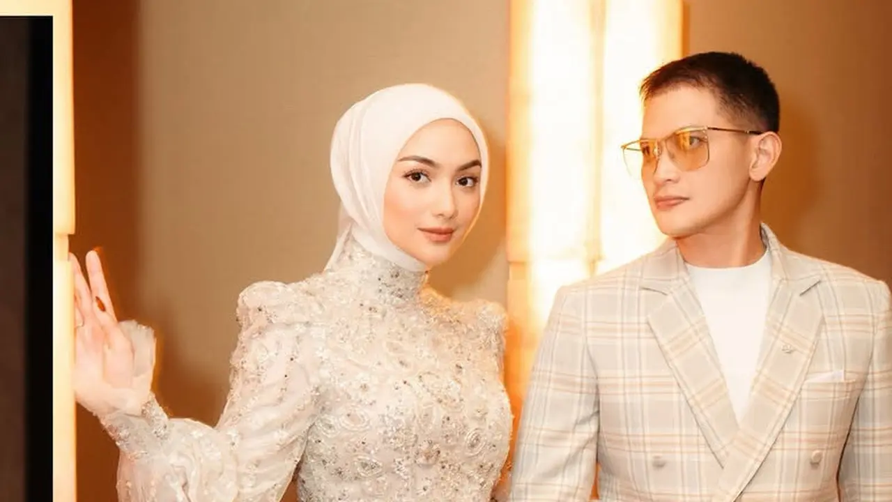 Citra Kirana dan Natasha Rizky Dibalut Dress Coklat saat Premier Film Keajaiban Air Mata Wanita