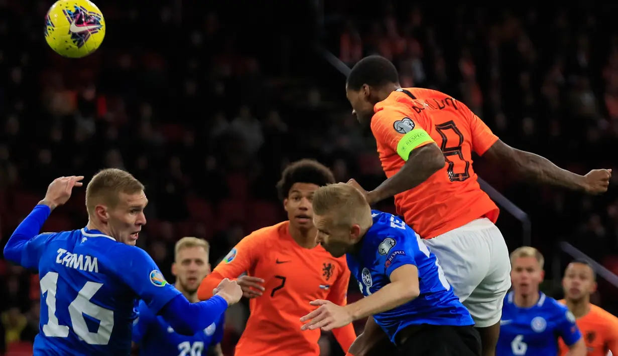 Gelandang Timnas Belanda, Georginio Wijnaldum mencetak gol ke gawang Estonia pada matchday terakhir Grup C  Kualifikasi Piala Eropa 2020 di Johan Cruijff Arena, Selasa (19/11/2019). Belanda mengandaskan Estonia dengan skor 5-0. (AP Photo/Peter Dejong)